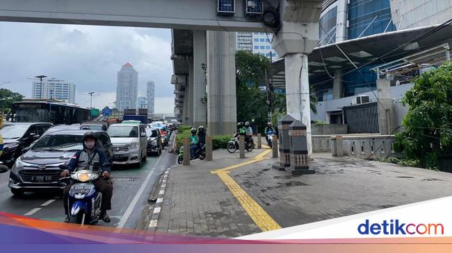 Jalan Gatot Subroto Jaksel Macet Parah, Pemotor Terobos Trotoar