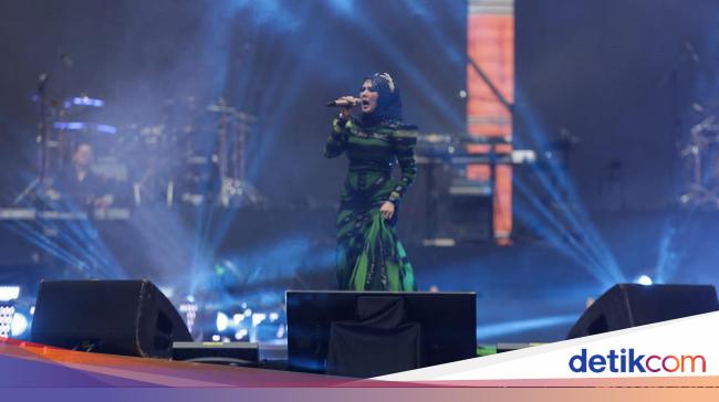 Sweet Banget! Mulan Jameela Bangga dan Cium Ahmad Dhani di Panggung