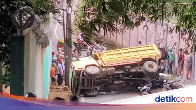 Truk Angkut Batu Tak Kuat Nanjak di Jaksel, Tabrak Alphard dan Terguling