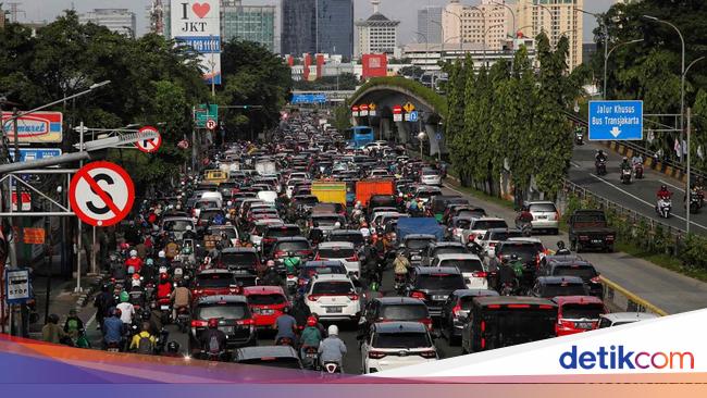 Kurangi Macet, Kemenhub Minta Pemda 'Paksa' Masyarakat Naik Angkutan Umum