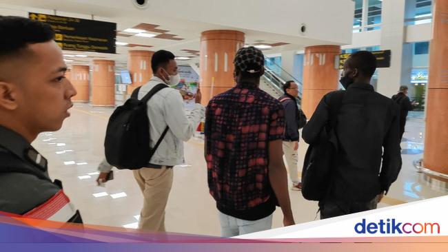 Pakai Paspor Palsu untuk Trial Klub Liga 1, 2 WN Nigeria Dideportasi!