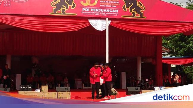 Hasto Sematkan Jaket PDIP ke Menteri Teten: Beliau juga Kader