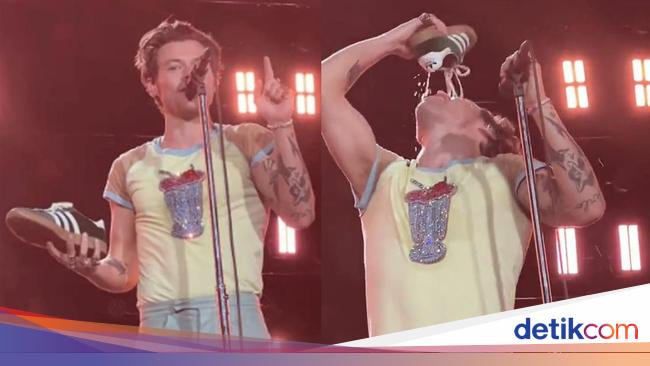 Astaga! Harry Styles Minum dari Sepatu di Tengah Konser