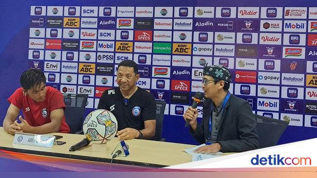 Pelatih Arema Kritik Strategi Buang Waktu Pemain Persib