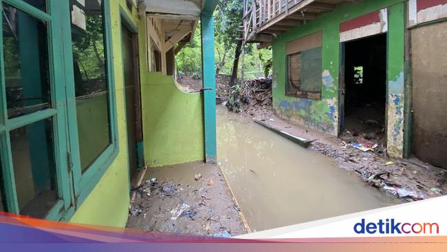 Rumah-rumah Petak Langganan Banjir di Cawang yang Sepi Pengontrak