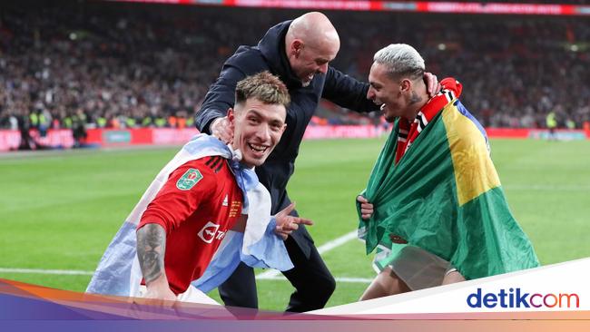 Piers Morgan Cibir Aksi Ten Hag Joget Bareng Antony-Martinez