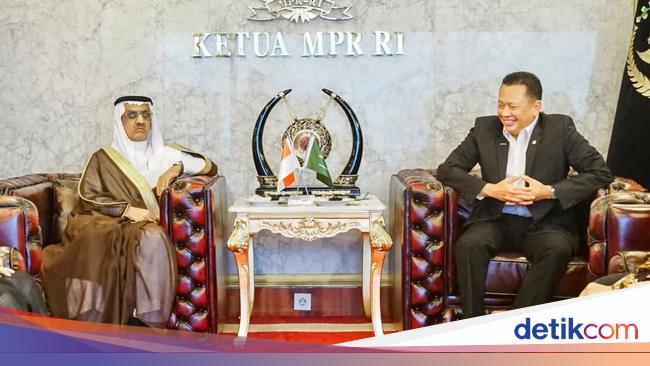 Bertemu Dubes Saudi, Ketua MPR Dorong Tambahan Kuota Haji dari RI