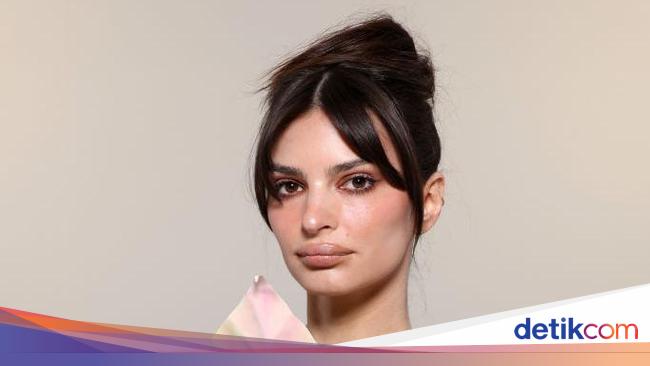 Ciuman Membara Emily Ratajkowski dan Harry Styles di Tokyo