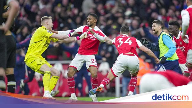 Reaksi 'Gila' Pemain Arsenal di Gol Injury Time