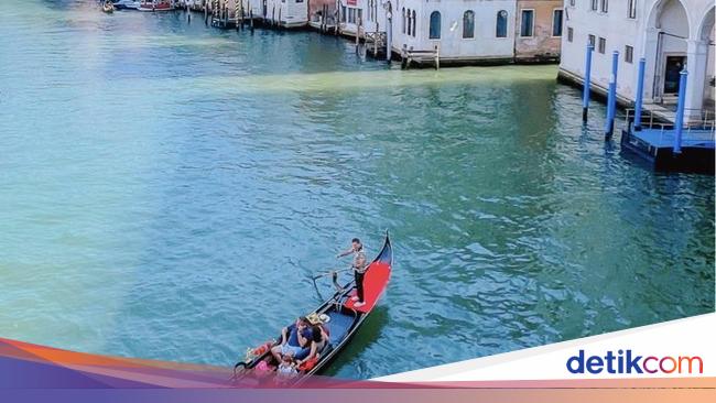Konyolnya Turis China, Sibuk Selfie Sampai Gondola Terbalik Masuk Air