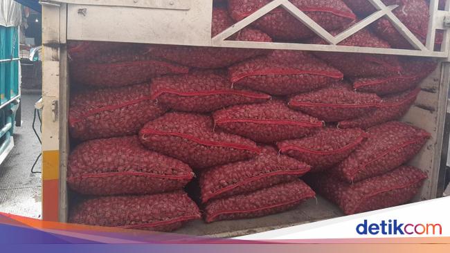 Pasok buat Ramadan, Truk Pengangkut Cabai & Bawang Merah Tiba di Pasar Induk