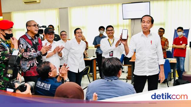 Sambangi Kantor Pajak, Jokowi Kaget Masih Ada Antrean Lapor SPT