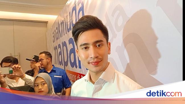 Klarifikasi Verrell Bramasta soal Foto Ciuman Bibir dengan Adik