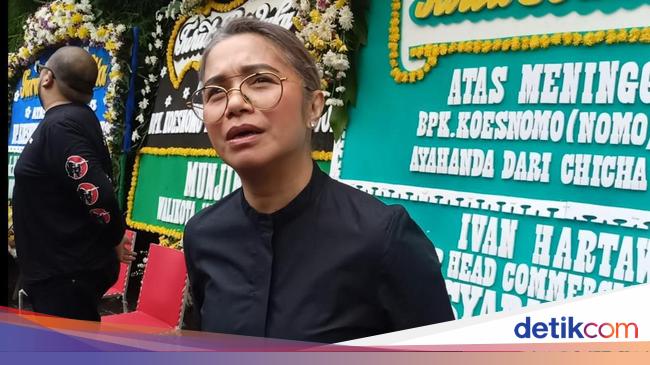Memori Indah Ruth Sahanaya Bersama Nomo Koeswoyo
