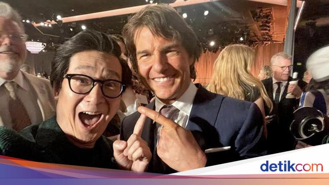 Selfie Nunjuk ala Ke Huy Quan Jadi Tren Baru Hollywood