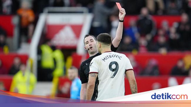 Mitrovic Dorong Wasit Kena Kartu Merah, Bruno Fernandes kok Nggak?