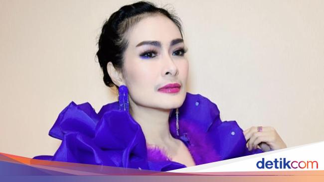 Iis Dahlia Sudah Centil dan Pakai Skincare Sejak SMA