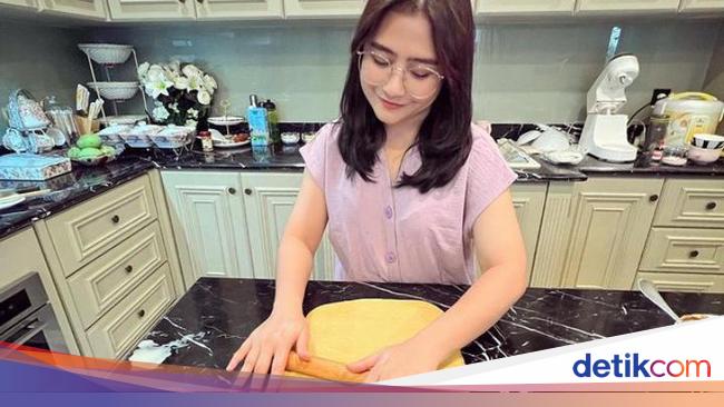 Top! Prilly Latuconsina Masak 300 Porsi untuk Anak Panti