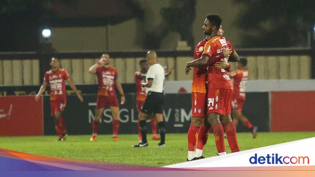 10 Pemain Bali United Kalahkan Arema FC 3-1