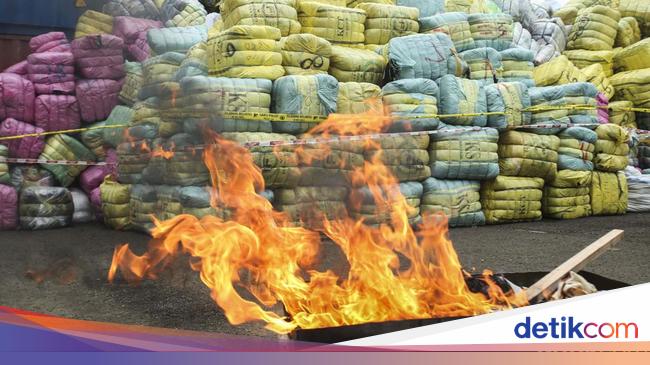 Giliran di Batam, Pemerintah Mau Musnahkan 5.000 Bal Baju Bekas Ilegal