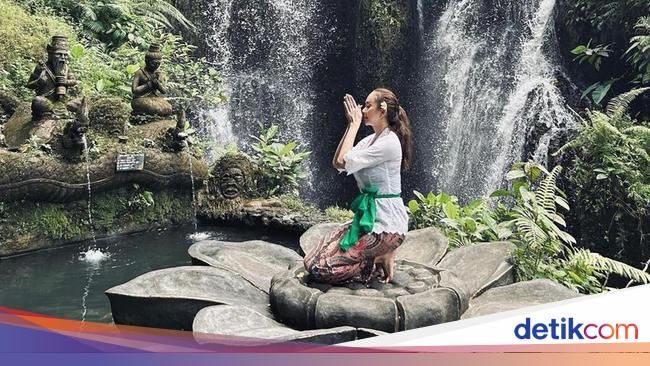 Aura Kasih Pelajari Banyak Agama, Ini yang Ditemukan