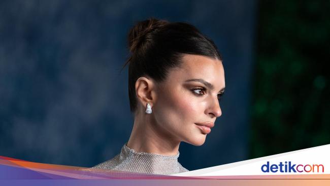 Emily Ratajkowski Tak Sangka Ciumannya dengan Harry Styles Direkam dan Viral