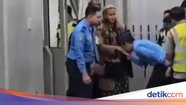 Viral 3 Pegawai Bandara Dipecat Buntut Kawal dan Cium Tangan Bahar Smith