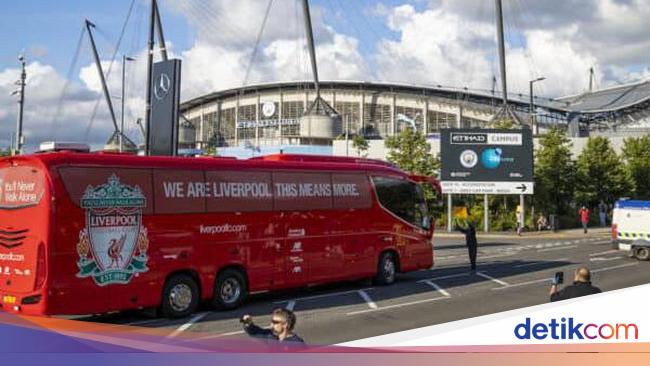 Bus Liverpool Dilempar Bata Usai Melawan Manchester City