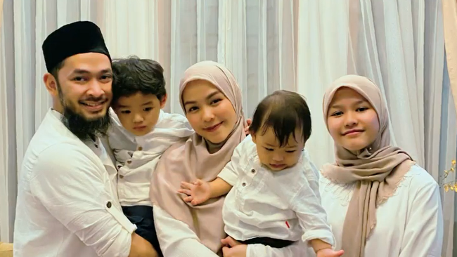 7 Potret Uki Eks NOAH & Metha Yunatria Bersama Anak-anaknya, Si Sulung ...