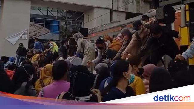 Pengguna KRL Nunggu 20 Menit hingga Panjat Peron Gegara Perbaikan Wesel