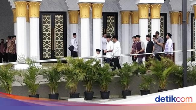 Jokowi Salat Jumat Bareng Ganjar di Masjid Sheikh Zayed Solo