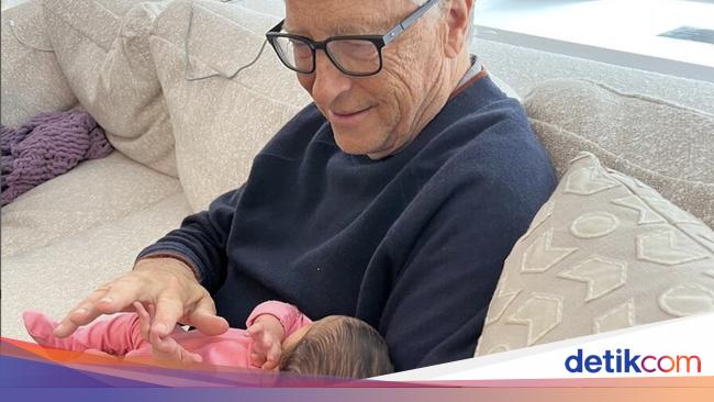 Bill Gates Pajang Foto Pertama Menggendong Cucunya