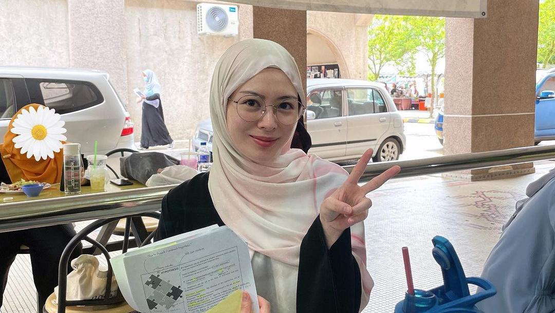 7 Potret Terbaru Ayana Moon Selebgram Asal Korea Yang Mualaf & Berhijab