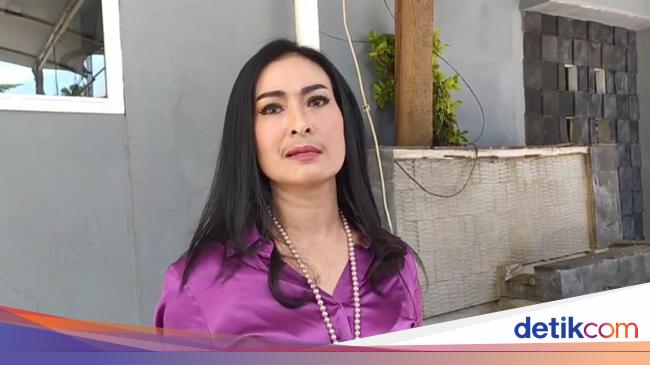 Kata Iis Dahlia soal Suami Cium Bibir Putrinya yang Jadi Kontroversi