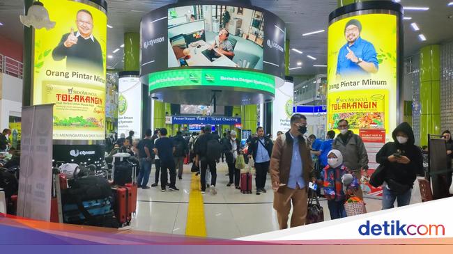 Jelang Mudik Lebaran, Stasiun Gambir Ramai Penumpang Malam Ini