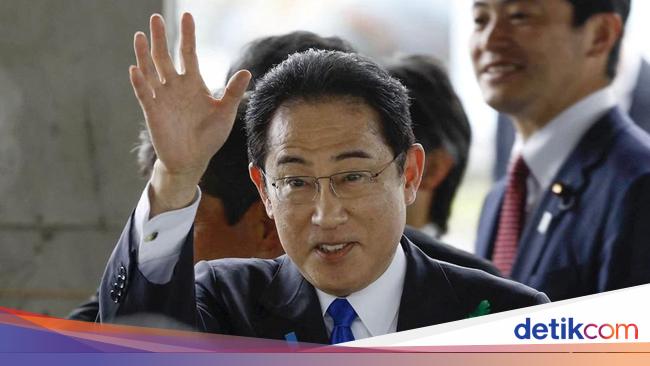 Horor PM Jepang Kishida Dilempar Bom Asap Saat Pidato