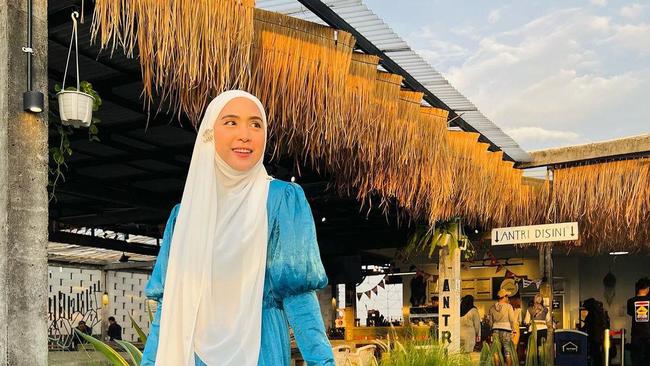 7 Potret Ootd April Jasmine Istri Ustaz Solmed Modis Dengan Jilbab