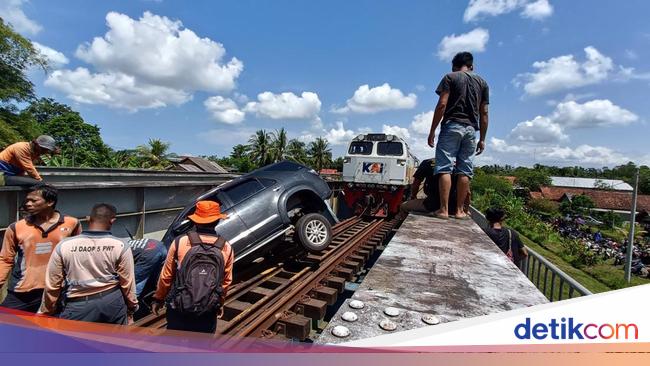 Sopir Fortuner Nyelonong ke Rel di Banyumas Ternyata Positif Sabu!