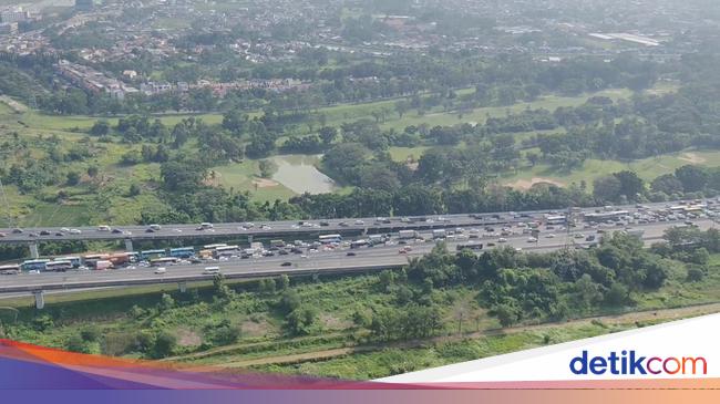 Pantauan Udara Padatnya Arus Mudik di Tol Trans Jawa