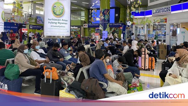 42.700 Penumpang Diberangkatkan dari Stasiun Senen dan Gambir Hari Ini