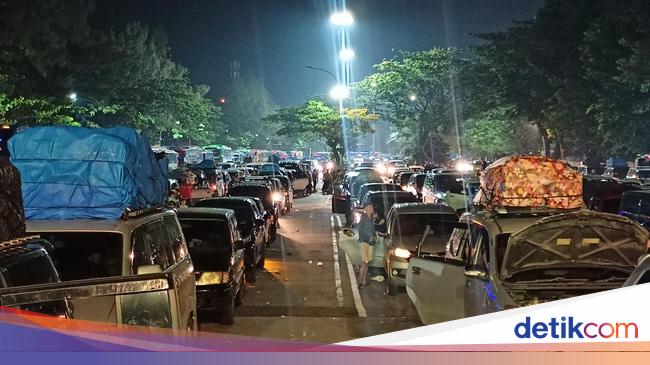 Antrean Kendaraan Pemudik di Pintu Masuk Pelabuhan Merak Mengular