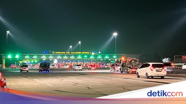 Tak Ada Antrean Kendaraan, Lalin di GT Cikampek Utama Lancar Malam Ini