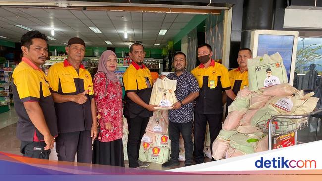 Andre Rosiade Bagikan Ratusan Paket Sembako ke Porter Bandara Minangkabau