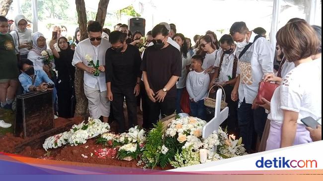 Momen Haru Keluarga dan Kahitna di Pemakaman Carlo Saba