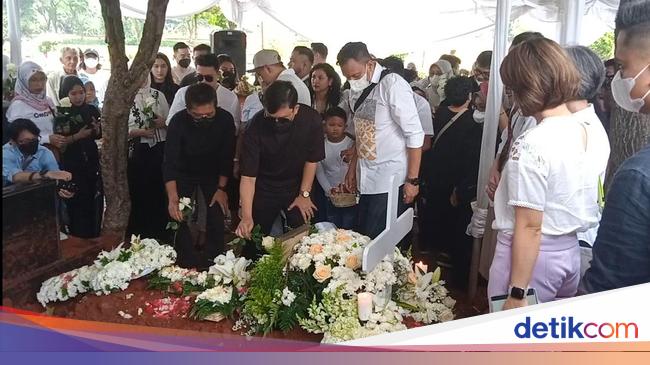 Mawar Putih Jadi Persembahan Terakhir Kahitna untuk Carlo Saba