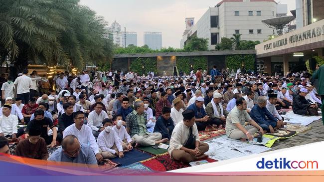 PP Muhammadiyah Gelar Salat Idul Fitri 1444 H, Jemaah Penuhi Ruas Jalan