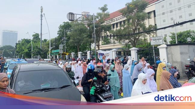 Jemaah Khusyuk Salat Id di PP Muhammadiyah Meski di Antara Kendaraan Parkir