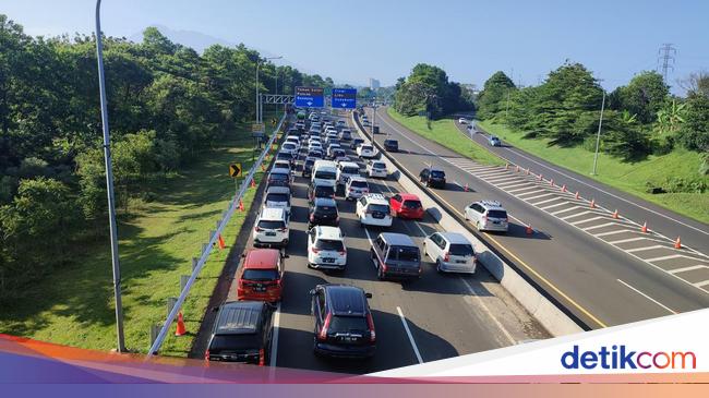 Kendaraan Menuju Puncak Bogor Antre Sampai Tol Jagorawi Pagi Ini