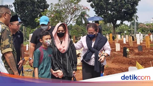 Deretan Artis Hadiri Pemakaman Pesinetron Iqbal Pakula, Istri Terus Menangis