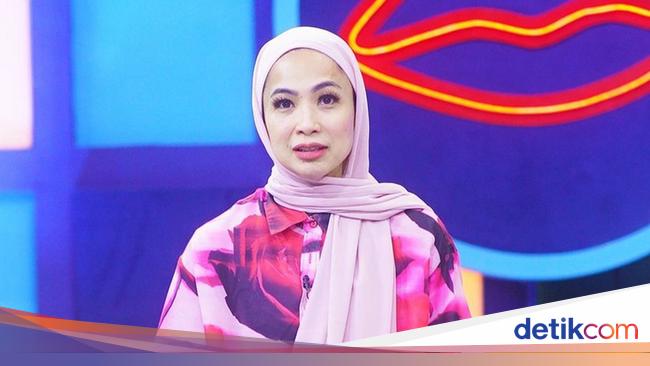 Feni Rose Berkaca-kaca Ungkap Alasan Pilih Berhijab